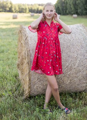 Деревенская красавица позирует на стоге сена
