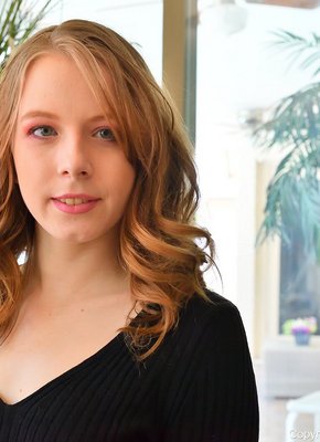 Нимфоманка трахает мокрую пизду вибратором