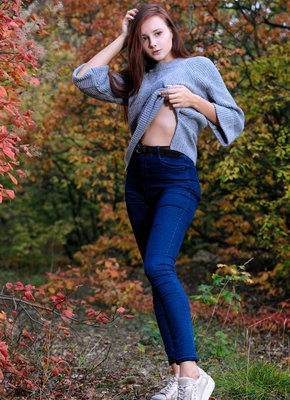 Обнаженная детка с красивой упругой попкой