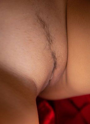 Женщина в красном халате оголила сочные прелести