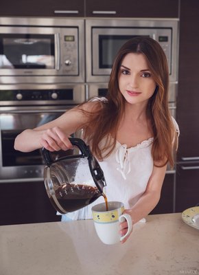 Шатенка снимает шорты и мастурбирует перед камерой