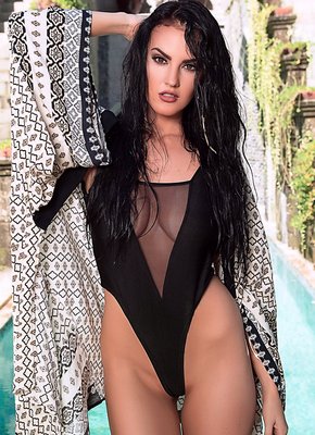 Жгучая брюнетка оголяет сочные упругие сиськи