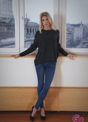 Тощая девка с маленькими сиськами