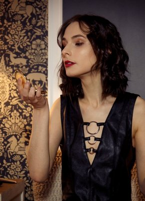 Похотливая сучка в колготках дрочит мокрую пизду