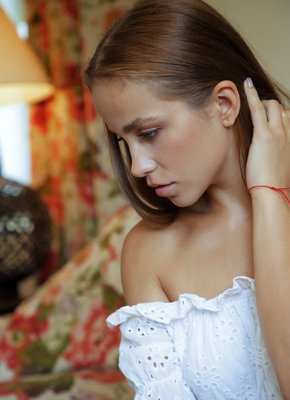 Красивая девушка оголила попку и писю