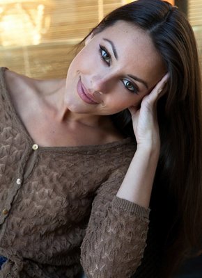 Девушка с красивыми ягодицами разделась на улице