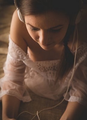 Нимфоманка с кляпом во рту дрочит письку