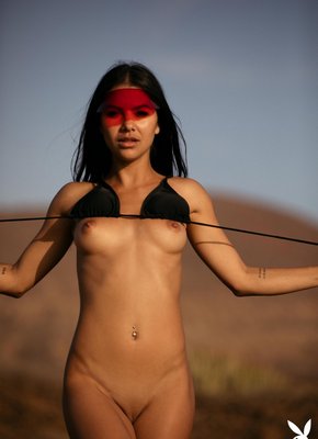 Голая горячая брюнетка позирует на камеру