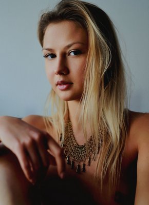 Голая худая девушка с плоской грудью