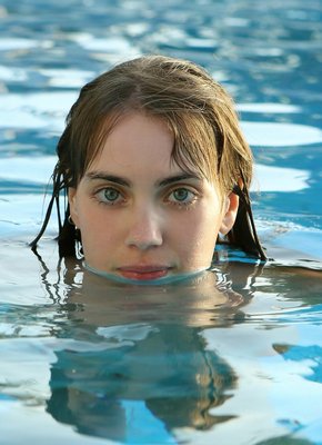 Мокрая нимфа с плоскими сиськами у бассейна