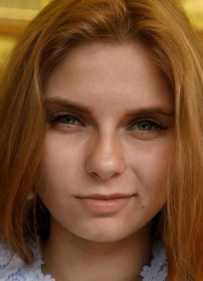 Развратная девушка засветила сиськи на улице