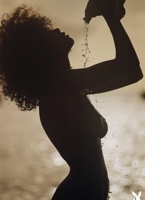 Титястая негритянка обнажилась на пляже