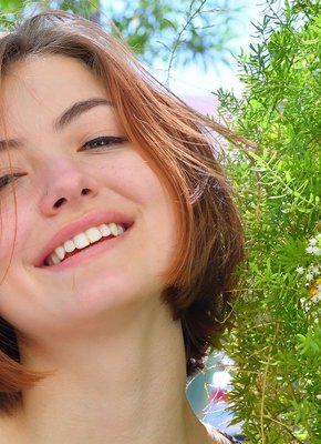 Деваха в платье без трусов позирует на улице и дома