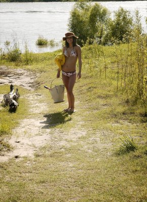 Голая красавица отдыхает на берегу речки