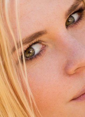 Белокурая девка с натуральной грудью