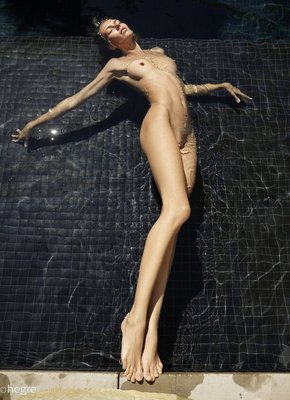 Голая шпала купается в бассейне