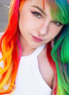 Неформалка с большой упругой жопой