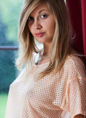 Красивая девушка снимает черные колготки