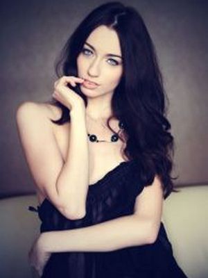 Голубоглазая брюнетка Евгения