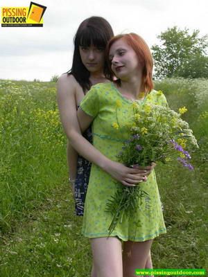 Писающие девушки на природе